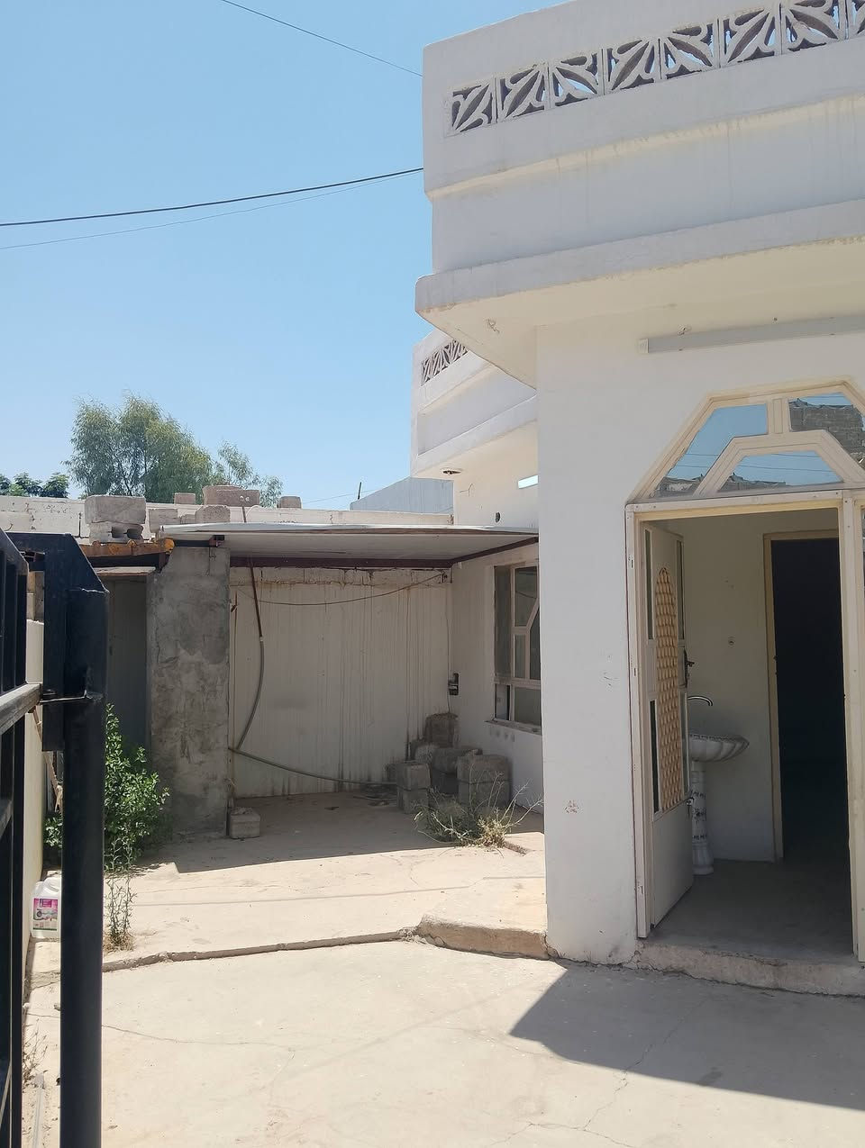 دار للبيع مساحة/200/متر بيت نظيف
عنوان:قادسية الثانية شارع أبو وليد 
نوع العقار:رقم
الگاعي صب
بيها استقبال،ومطبخ،وهول،وغرفتين نوم،ومجمع صحيات،ودرج داخلي فوك بيتونه
سعر:٧٥مليون وبيها مجال 
للاستفسار الاتصال على الارقام التالية:***********
