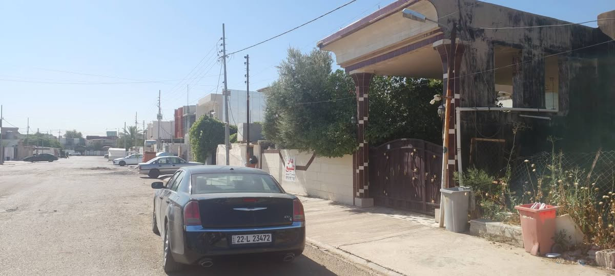 بيت للبيع شبه ركن في حي الواسطي (المربع الذهبي) خلف جامع الرضوان وقرب من تكية السيد طه المساحه ٣٣٩ متر الواجهة ١٢ النزال ٢٩ وربع والبيت باسم شخص واحد فقط . يحتوي الطابق الاول على غرفه نوم واحده ومطبخ + هول كبير وعلى استقبال كبيره ومجمع صحيات عدد ٢ والطابق الثاني يحتوي على ٢ غرف نوم + مجمع صحيات . ويحتوي على كراج داخلي كبير للسياره + حديقه كبيره . البيت يقع ع شارع عرضه 20 متر . السعر 325 وبي مجال بسيط للاستفسار اكثر *********** كركوك, العراق
