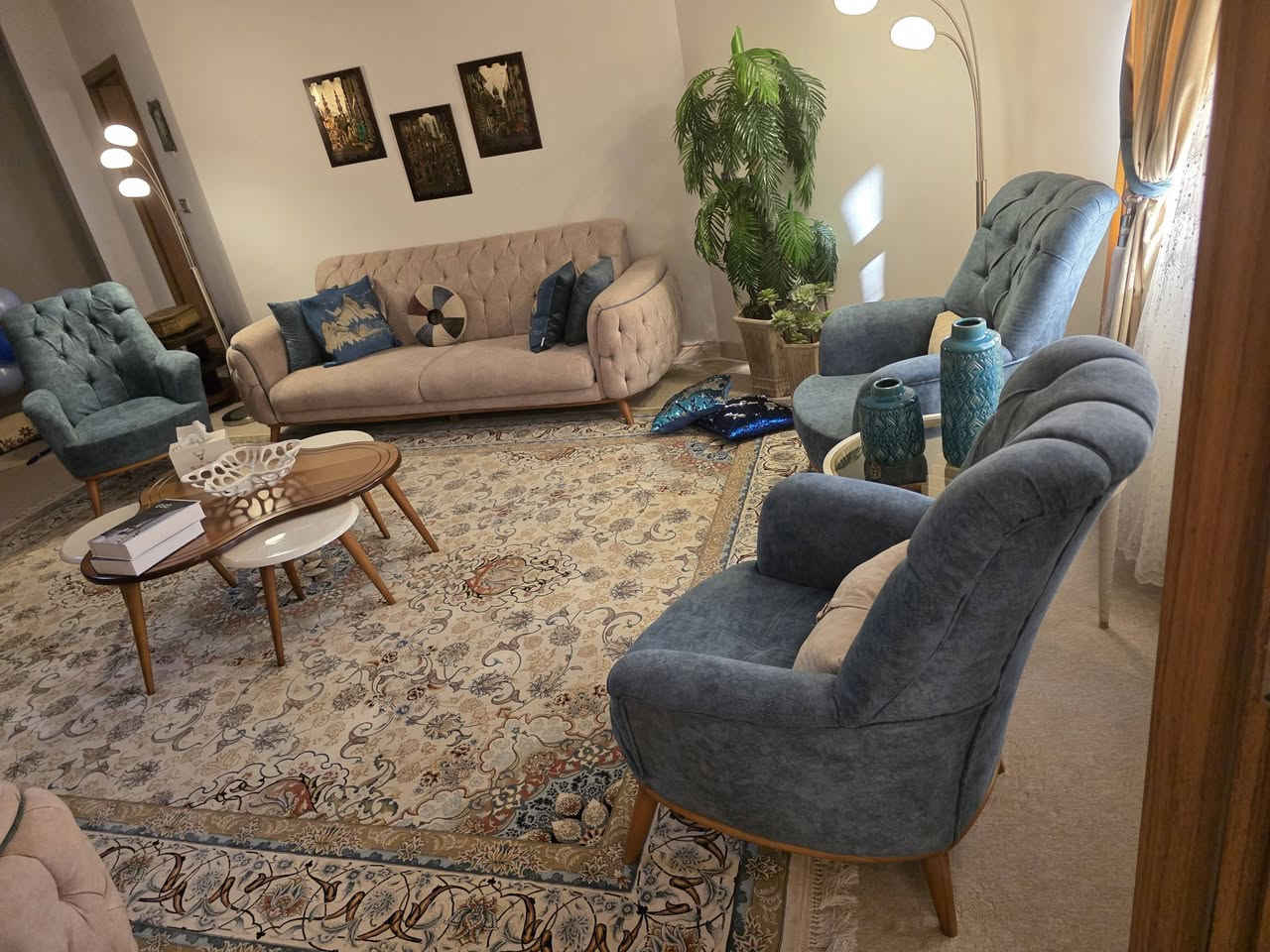 للبيع
قنفات 
ميز تلفزيون 
بردات
***********
