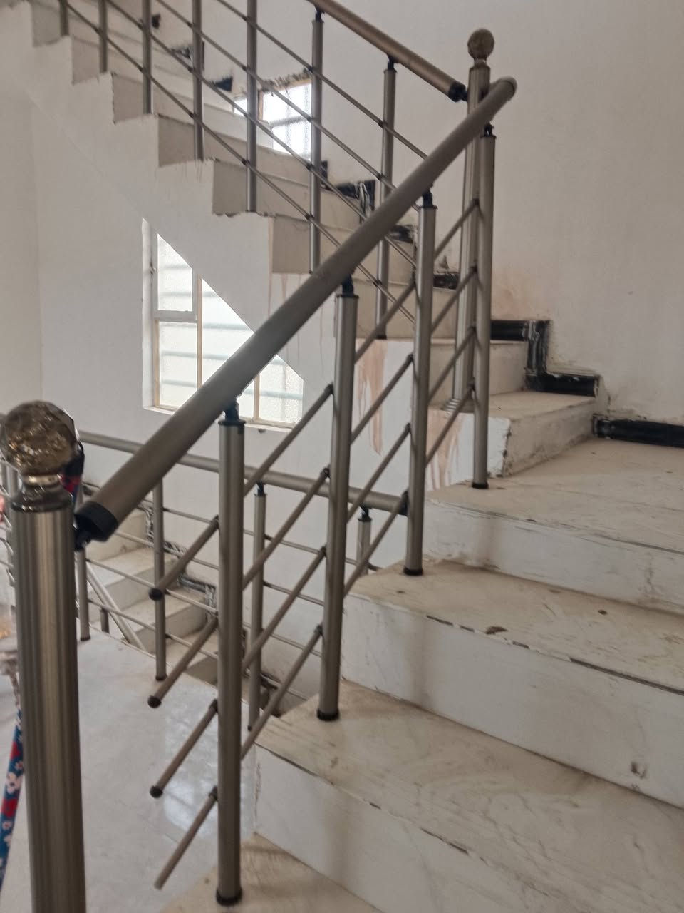 🏡بيت للبيع 🏡
طابو⬅️ اسهم مداور
💥العنوان⬅️ شارع السفينه قرب جامعة الامام الصادق 
⭕شارع 8 منر 
⭕مساحه 160 متر 
⭕واجه 9 منر نزال 18 متر 
طابقين طابوك🏡 كونكريت 
يتكون من 
▪️خمس غرف ▪️ثلاث صحيات▪️ اثنين صاله▪️ استقبال▪️ مطبخ 
االسعر💸💸 خاص 
للاستفسار الاتصال📞 على***********
