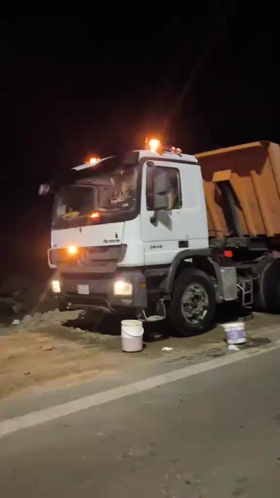 سلام عليكم اكتروز فحل 2005  مكينه 8 كير240 تخم تاير سياره جاهزه كهربائيات لافتات بريك هواء تبريد وي سويج  جاهزه من كل النواحي مراوس بسكس نثيه او سحال خلفي أو امامي راس تريله استفسار ***********
