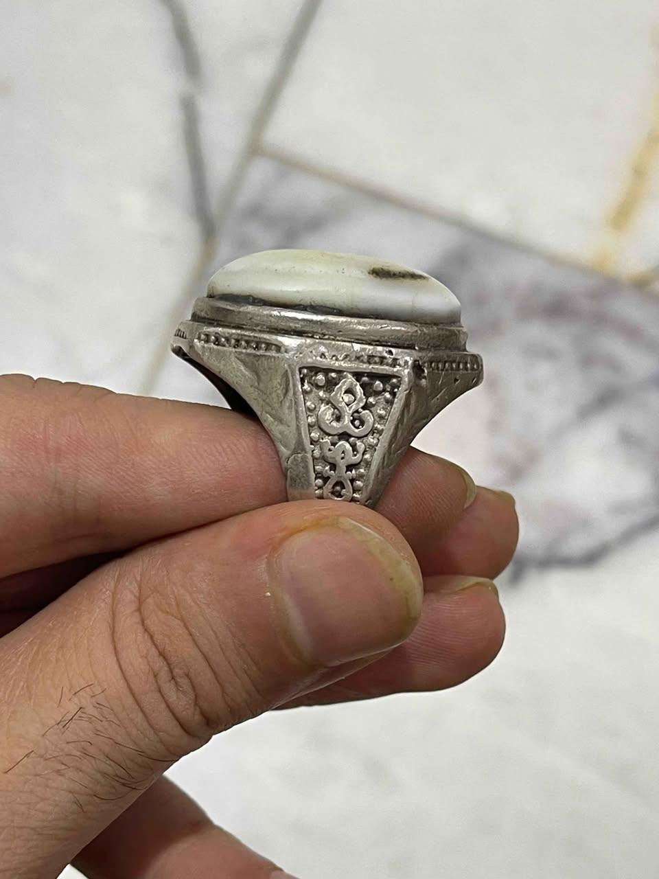 💍 محبس فضة إيرانية أصلي بتصميم تراثي أنيق
السعر 40 الف والتوصيل مجاني

 مرصع بحجر أبيض طبيعي بيضاوي يتميز بعروق طبيعية فريدة تضفي عليه طابعاً مميزاً لا يتكرر. صناعة متينة ونقوش جانبية جميلة تعكس فخامة وأناقة الخاتم، مناسب للاستخدام اليومي ولعشاق المحابس الكلاسيكية والتراثية.

✨ المواصفات:

فضة إيرانية.

حجر أبيض طبيعي بعروق مميزة.

تصميم رجالي فاخر.

نقش جانبي أنيق وتشطيب متقن.

قطعة مميزة تناسب الاقتناء أو الإهداء. دهل اوران, واسط


**إذا كنت صاحب هذا الإعلان وتريد حذفه لأي سبب، رجاءا أرسل رسالة إلى الدعم الفني**
