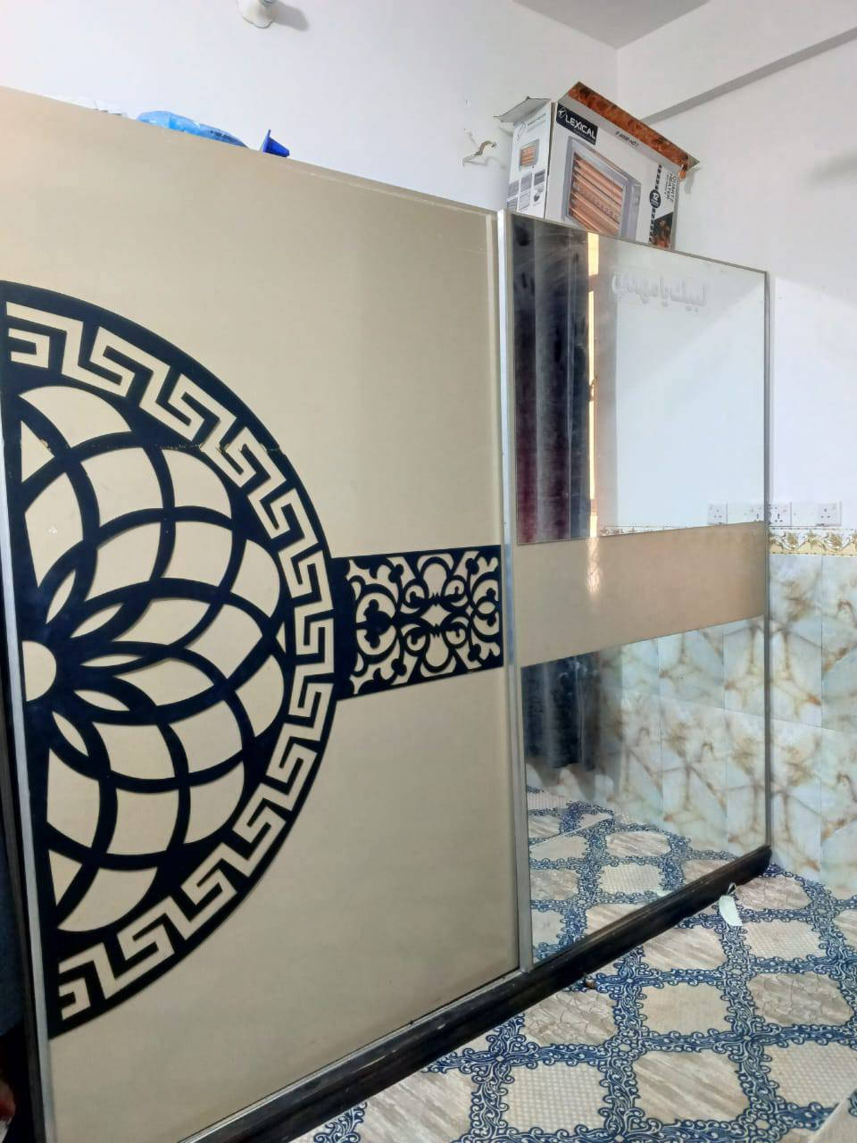 غرفه نوم اربع قطع بدون ميز تواليت كنتور وجربايه وكومديات ثنين للبيع كربلاء ***********
