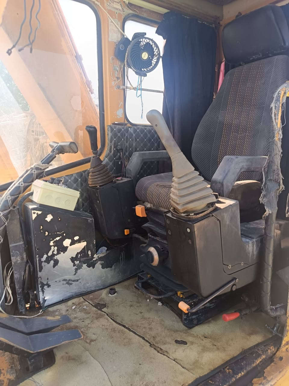 السلام عليكم حفاره 60 حجم للبيع العنوان بالنجف ارقام وسنويه نجف ارقام سنويه نجف  جاهزه للعمل رقم التلفون  ***********
