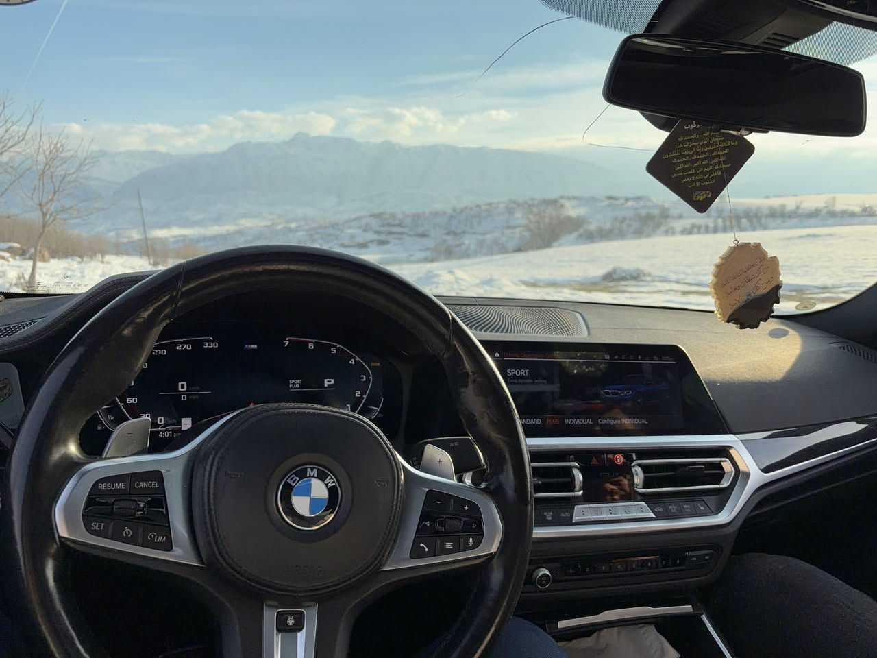 BMW 330i Xdrive 2021 M package
الممشى 33mile
محرك 2.0 لتر تيربو 4 سلندرtwin power turbo 
 • 255 حصان تقريبًا
 • عزم 400 نيوتن متر
 • قير أوتوماتيك 8 سرعات ZF
 • نظام دفع رباعي xDrive  
xDrive (AWD) لتحكم أفضل وثبات قوي على الطرقات 

معدل استهلاك الوقود مختلط في حدود 7–8 لتر/100 كم تقريبًا

️ نظام Apple CarPlay / Bluetooth / USB
✔️ شاشة معلومات وترفيه متطورة
✔️ تحذير مغادرة المسار + فرامل طوارئ + مساعد ثبات
✔️ حساسات وكاميرا خلية

️ شاشة عدادات ديجيتال كاملة (Live Cockpit) 12.3 إنج
✔️ شاشة وسطية كبيرة 10.25 إنج (بعض النسخ 12.3 إنج)
✔️ Head-Up Display عرض المعلومات على الزجاج الأمامي
✔️ نظام iDrive مع ماوس تحكم دائري بالكونسول
✔️ Apple CarPlay
✔️ نظام ملاحة
✔️ شحن لاسلكي للموبايل
✔️ مقاعد كهربائية مع ذاكرة
✔️ تدفئة مقاعد أمامية
✔️ تدفئة ستيرن
✔️ إضاءة داخلية Ambient Light متعددة الألوان
✔️ فتح وغلق النوافذ من الخارج عن طريق المفتاح
✔️ إشارات ترحيب عند الاقتراب (إضاءة مقابض + Welcome Lights)

️ أربع وضعيات قيادة:
 • Eco Pro
 • Comfort
 • Sport
 • Sport Plus

✔️ حساسات أمامية وخلفية

لون Portimao Blue مشهور بهذه الفئة

ويكون عليها تختيم بالM في كل مكان 

***********📞

سعر 288$

صور الحادث مرفقة بالمنشور⬇️
