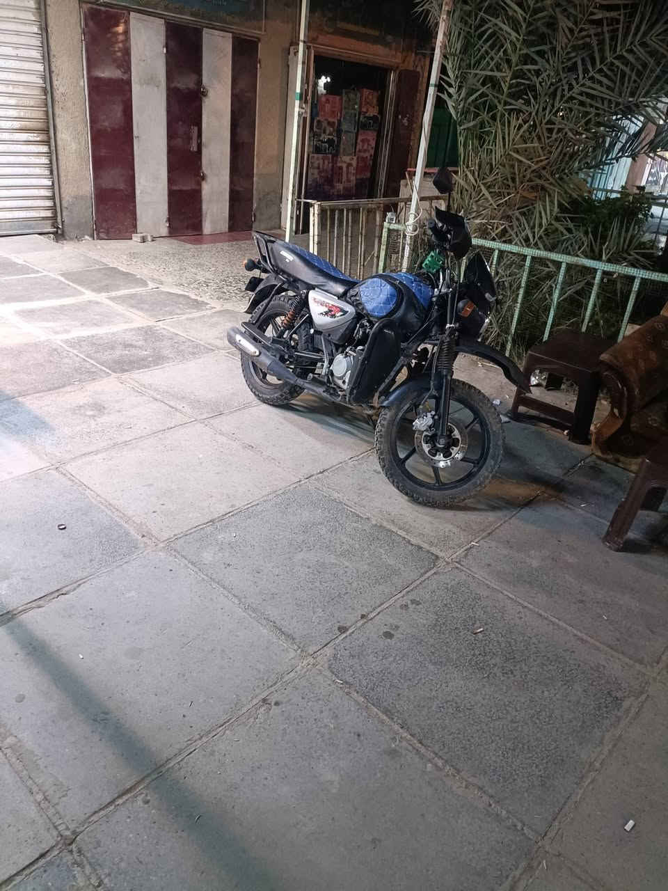 سلام عليكم دراجه بوكسر للبيع مديل 21 بدون رقم أوراق اصوليه دراجه مناقصها شي السعر 750 العنوان بغداد الهاتف ***********
