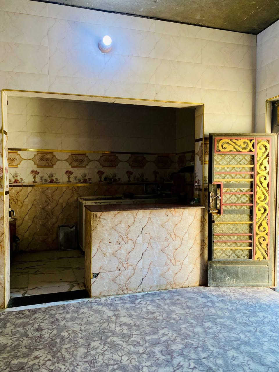 بيت مساحة 200
واجة 10 ونزال 20
بيت غرفتين  4×4ونص
صاله 9×4
المطبخ 4×7
استقبال 4×6
البيت بناء حزام طابوق والباقي بلوك زراعي مشمول بل تطويب حي حريه علئ حولي قرب مدرسه ام بنين.
رقم راعيه ‏‪***********‬‏
