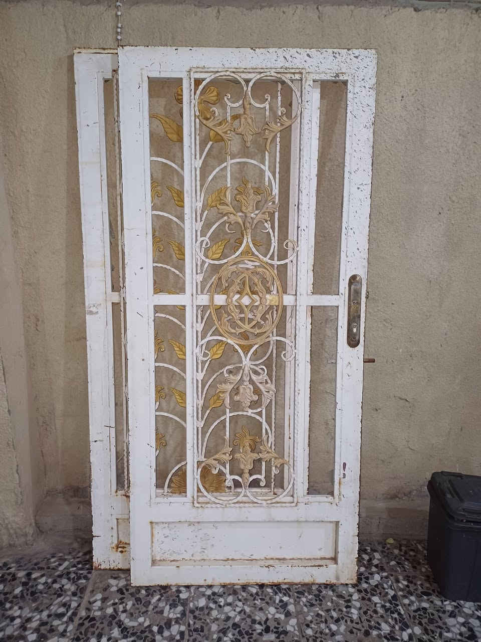 شبابيك اثنين وبيبان اثنين وفريمات شبابيك ثنين كلهن نقشه وحده تسكام  مكاني كربلاء  الشراي يتصل ***********
