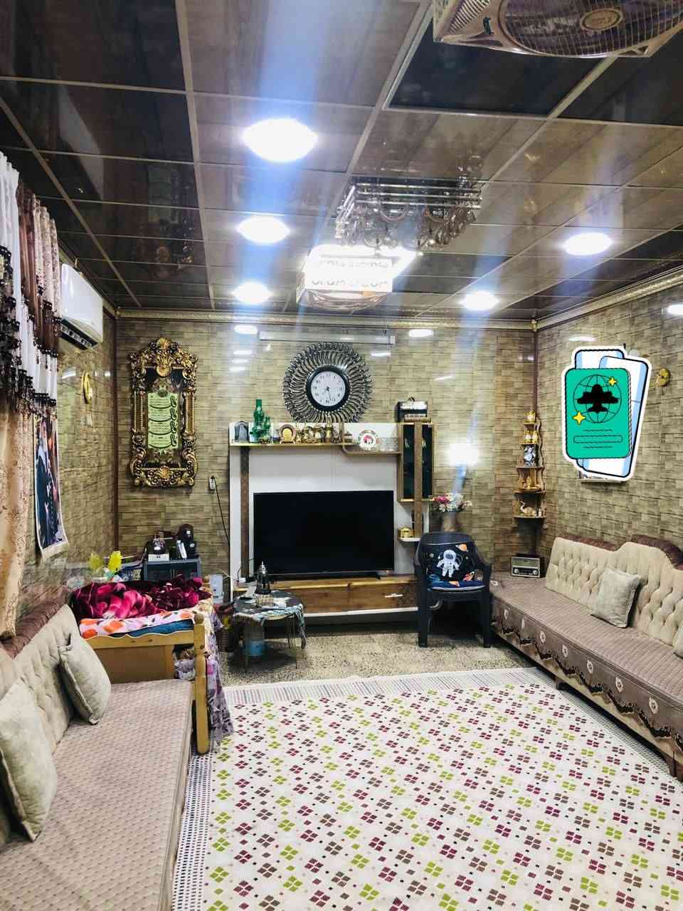 بعد التحية والسلام

دار للبيع طابقين ٢٩٠ متر ركن طابو صرف
يتكون الدار ط الأرضي
كراج يسع سيارتان + مضيف معزول  حرف L ١٤ متر مع المشتملات
كراج يسع سيارتين داخل البيت استقبال + غرفة نوم
+ مطبغ حار وبارد

طابق الثاني
٣ غرف نوم و ملحق + صحيات
البيت بناء قديم  نضيف جداً
خدمات فوول  قريب مدرسه

الموقع كركوك واحد حزيران
سايدين مول النخيل قرب مخزن ليث خلف التجاري

للاستفسار اكثر
هواتف ***********
المكتب *********** #اومراجعة_مكتب_سند_للعقار
