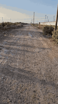 السلام عليكم 
للبيع ارض ٦ دونم عقد زراعي من اصل ٣٠٠واشويه دونم لارض مخدومه كهربا وبير ماء وتبليط قريب عليها ٢٠ متر ومسيجه بي ار سي ..وجها ٥٠ متر تقريبا الأرض داير مديرها جملونات وشركات ومعامل وجه شارع وبزل شارع سبيس عرضه ١٥ متر وتبعد عن التبليط ٢٠ متر فقط والكهربا بنصها وصاحبها ساحبها ٣ فيز كهربا 
الموقع ..بغداد المدائن  ..الكرغوليه شارع المخازن البزل قرب مخازن ال ناجي 
السعر ..الدونم الواحد ٦٠ مليون 

مباشر مع راعيها 
فضل دف 

أحمد الخزعلي
***********
