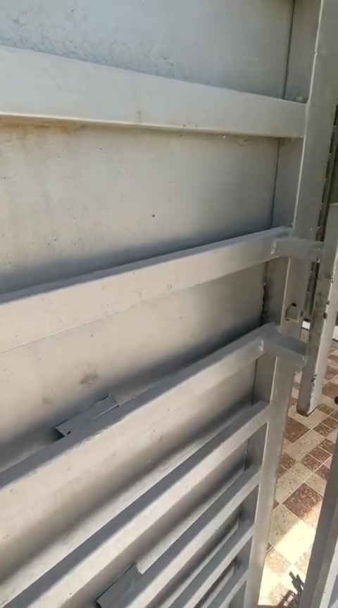 سلام عليكم
بيت للبيع ال احمد نزلت سيد عوده سند 25ميت متر عل زوار مرقم من قبل البلديه يتوفر كافة الخدمات ركن على شارعين المساحه 165يتوفر اربع اغرف صالتين ثنين مطابخ 
اتصل ***********
