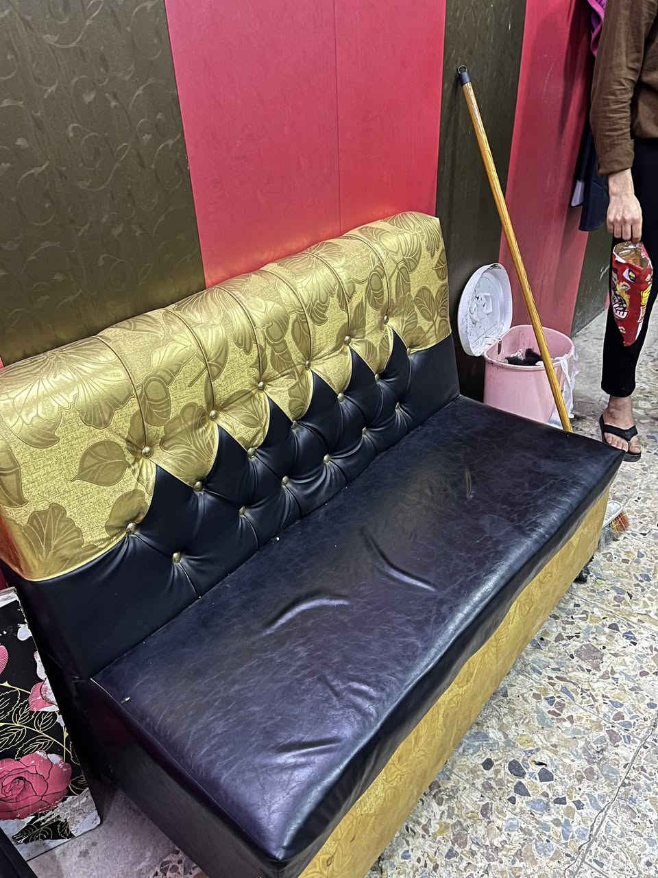 السلام عليكم مرايتين السعر ١٠٠ وفاترينه٥٠  وكراسي
ثنين الذهبي نضافه فول١٢٥  والكرسي الاسود بي ملعب شغال الجك والكير ٧٥ وتخومه ثنين ب١٠٠ وميز نضيف كلش ب٥٠ وعربانه ب٤٠  مثل ما موضح بالمقطع تكَلبهن وتاخذهن بيهن مجال حگ الجيه وذا تاخذهن كدهن شلع اتساهلك بيهن 
راسلني خاص او هذا رقمي *********** 
مكاني سبع قصور يمجامع الامام علي
سبب البيع ابدل الديكور
