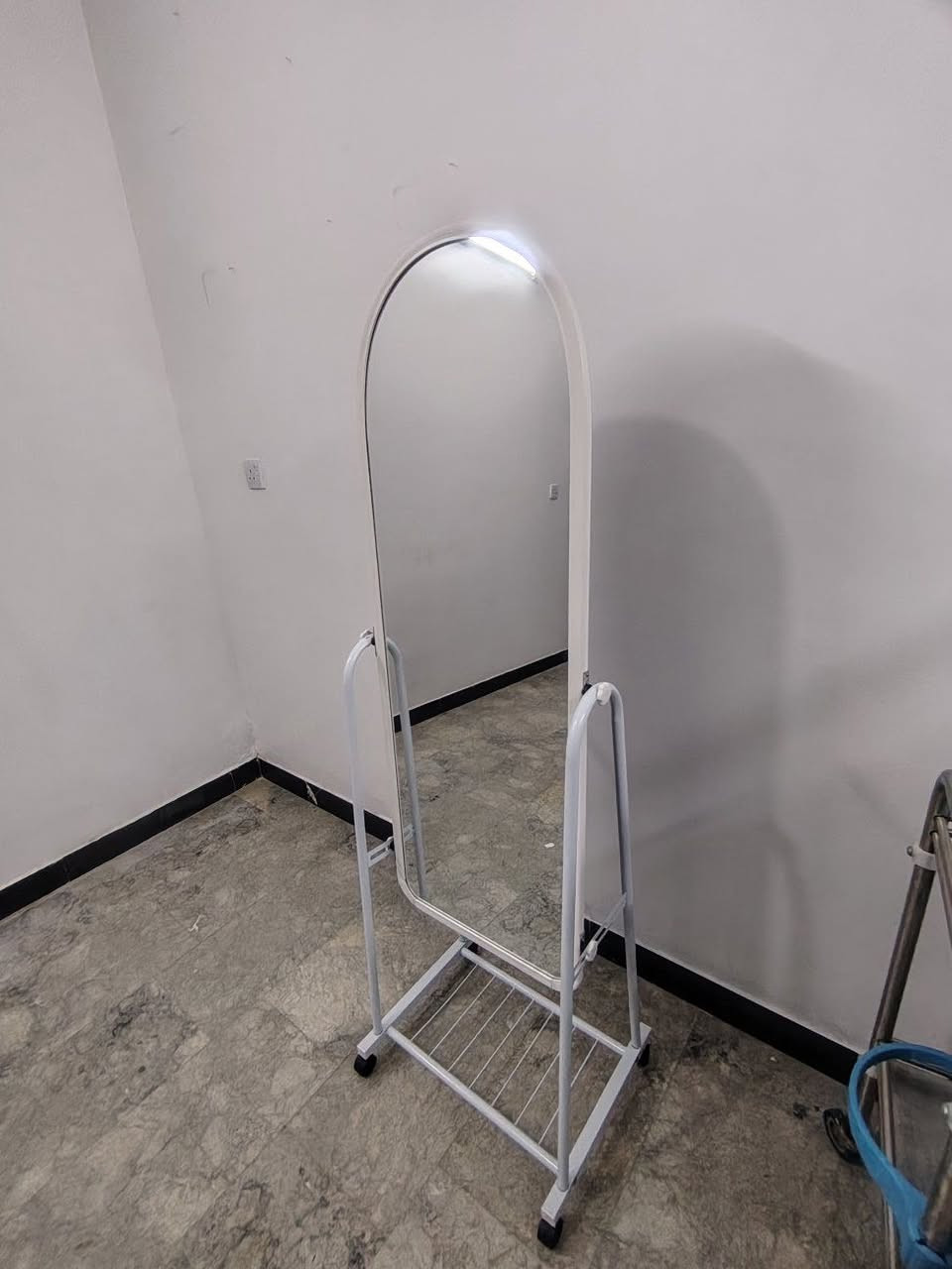 تحية طيبة 
يتوفر اثاث عيادة للبيع مستعمل بحالة ممتازة 
كراسي انتظار ثلاثية عدد 3 سعر الواحدة 80
سلة نفايات عدد 2 سعر الواحدة 30
كاتري عدد واحد سعره 40
اوفن عدد واحد سعره 40
ترولي عدد واحد سعره 60
للتواصل ***********
