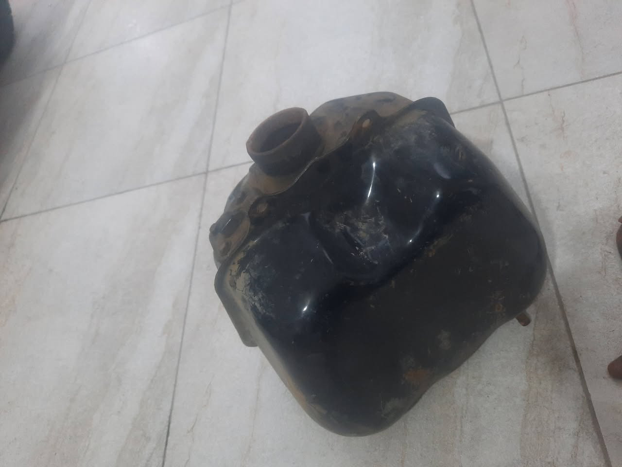 ستانه خطين أصليه نضيفه ترهم عل منغولي و البتره الخطين و البيجي
السعر 25 وبيه مجال

تانكي أصلي السعر 10

رقم التلفون ***********
