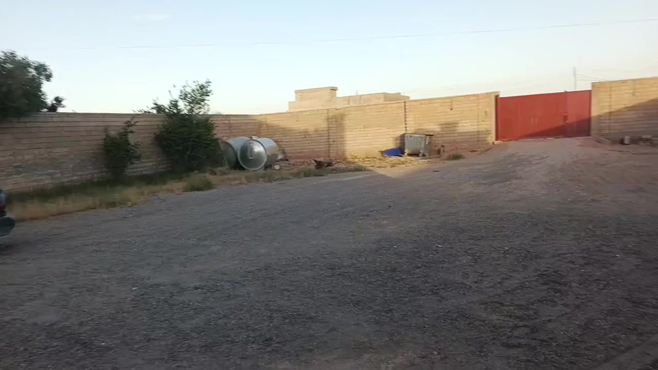 السلام عليكم دار للبيع مساحه الارظ نص دونم العنوان الحجاج قريه السعد تفاصيل داخل الفيديو 
البيت كامل بس واجه بقيته والبايات مال الدرج موجدات والارظيه مال الطرمه موجوده بس تنشغل
اتصال
***********
***********

