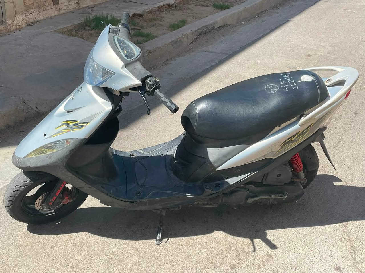 السلام عليكم ماكس عدله صارلها شهرين نازله من الرمبه الدراجه مال معرض اخذتها من شارع الضلال منفيس + مكاتبه اوراقها كامله وباسمي ومكفوله من كلشي ومابيها نقص ختم واحد ويه المكينه جيب فيتر وتعال افحص سلف هندر اشاير كهربائيات كله شغال برغي واحد ممفتوح بيها وبلعافيه عل ياخذها مكاني بغداد سعرها مليون و 100 الف 

***********
