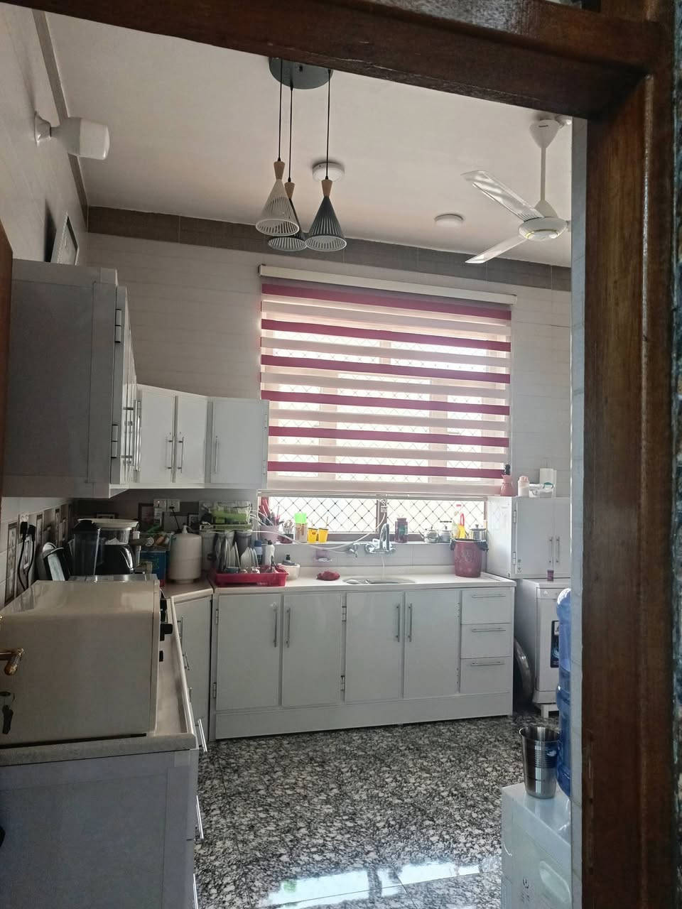 للبيع 200 متر بحي الوحده قرب مدرسة العزم طابقين درجة اولى 4 غرف وهولين ومطبخ واستقبال وصحيات للشراي *********** واتساب
