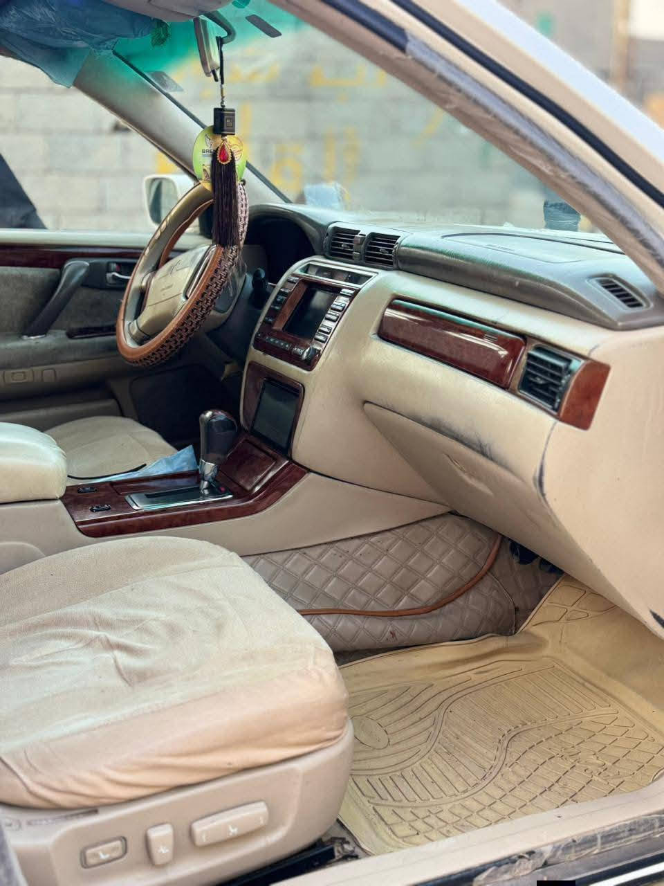 السلام عليكم 
من رخصة الادمن 
ملكة كراون موديل 2000 شاصي 71 كرستال مكينة VVT جديدة كير جديد تخم تاير( دكمتين. بردة خلفية. كشنات كهرباء. كاميرا خلفية دبل شاشة. سنتر لوك ).مشط جديد . حداد 60% السيارة مكفولة من الضربة والكص رقم قادسية دولي سنوية ٢٠٣٠ ... تحويل بشرط ثاني يوم ..السعر ع الاتصال (***********) ..مكاني الصويرة
