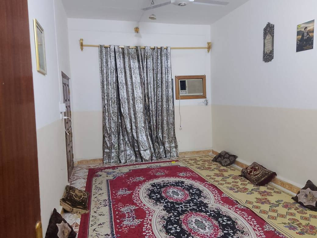 ياالله
سلام عليكم
البيت الببع طابو صرف
مساحه((150)) متر
الماجديه شارع الملعب خلف مدرسة مكه
يحتوي البيت على استقبال وصاله
وغرفتين نوم ومطبخ وصحيات داخليه 
وصحيات خارجيه ومنور وساحه
استفسار اتصل ((***********))
