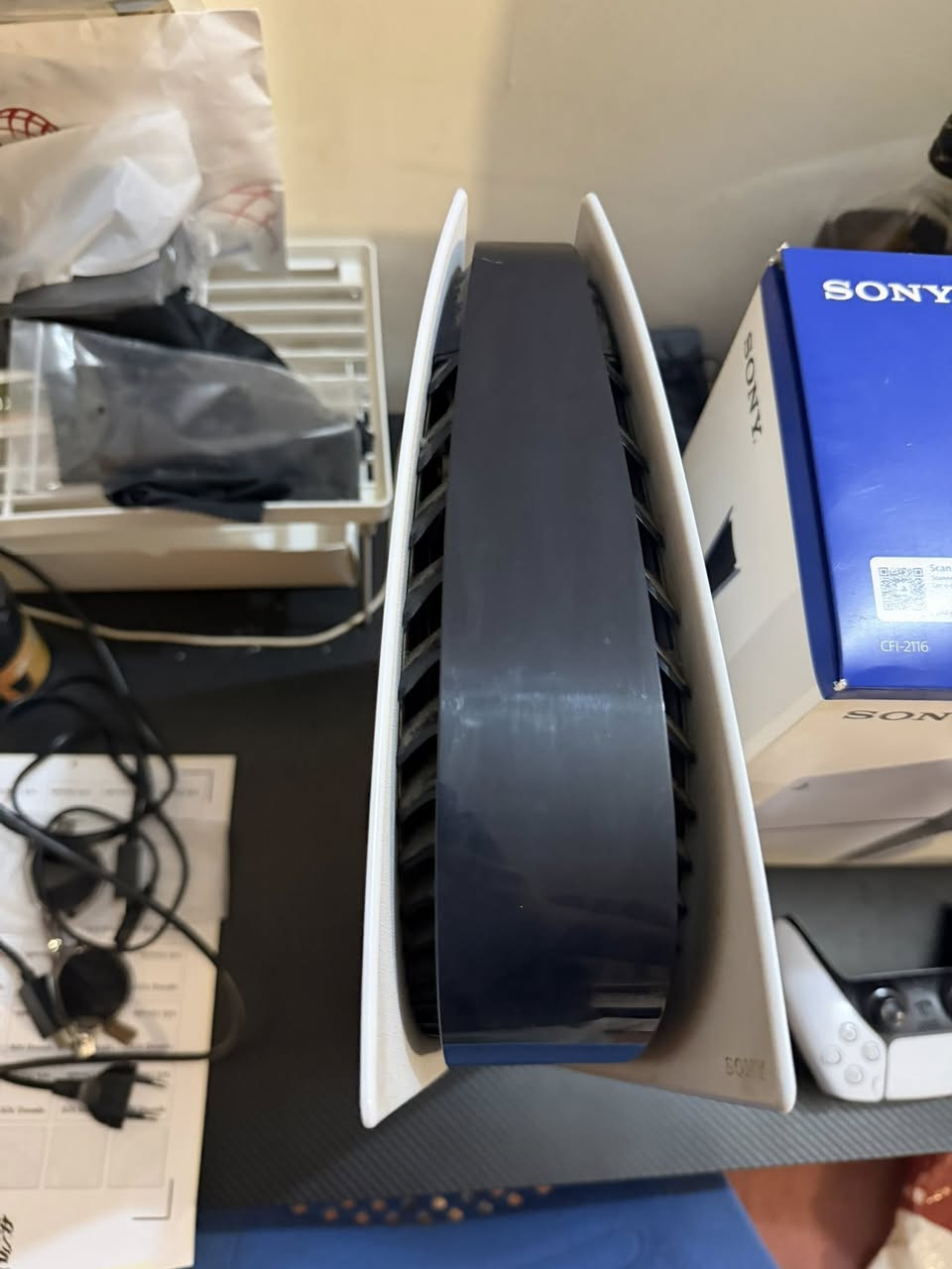 Ps5 للبيع
استعمال ٣ سنوات نظيف فقط مفتوح مبدل منفذ الUSB يجي وياه جوستك وباكيت البلي و وايراتة
السعر 600 الف 
***********
