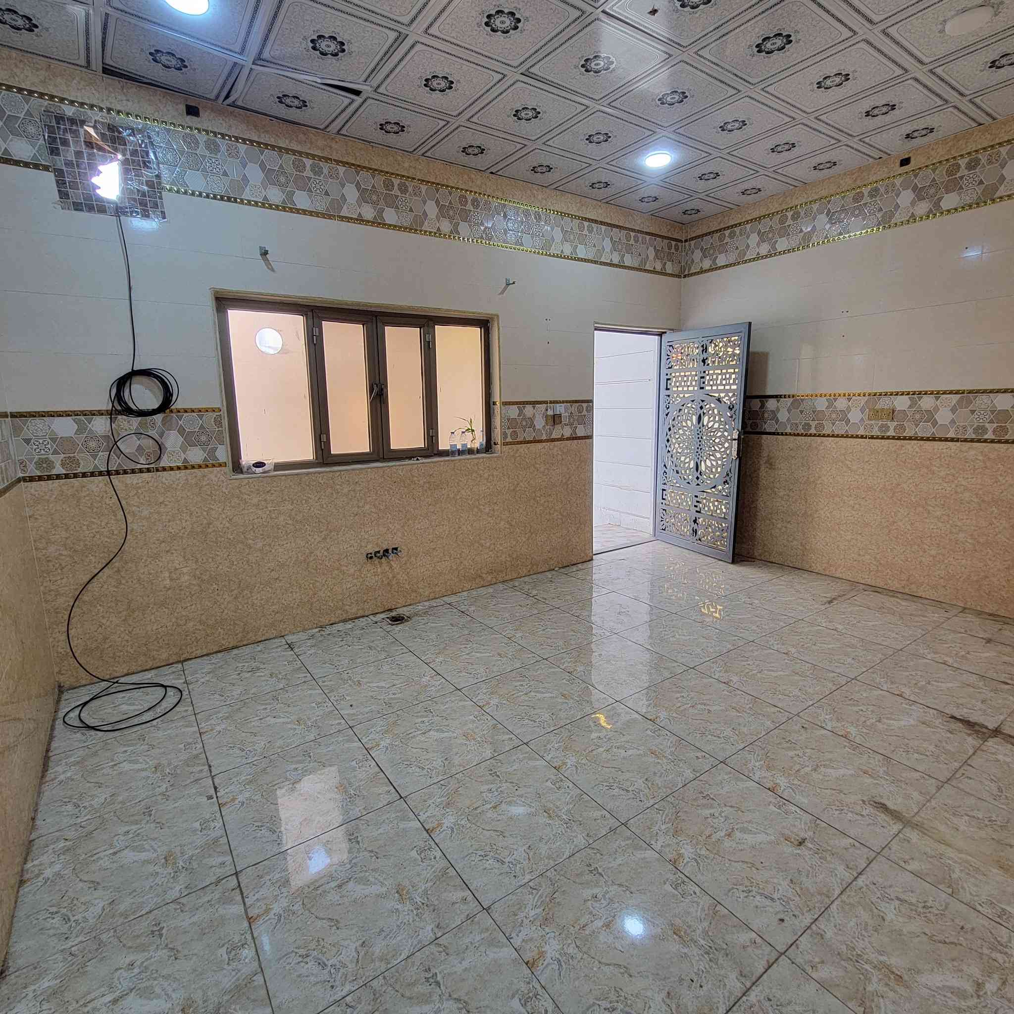 بيت للبيع في التنومه الصالحيه شارع ابو طالب المساحه 200 متر طابقين خمس غرف بناء جديد جاهز للسكن السعر 170 مليون  
التواصل ***********
