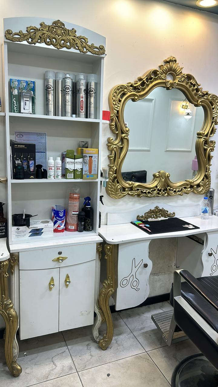 السلام عليكم ديكور حلاقه كامل
 ميز عدد٣.   
مرايه عدد٣.    
باترينه عدد ٢ 
كلش نضيفات سعر مناسب مكاني بغداد  الكرخ 
استفسار اكثر اتصال ***********
