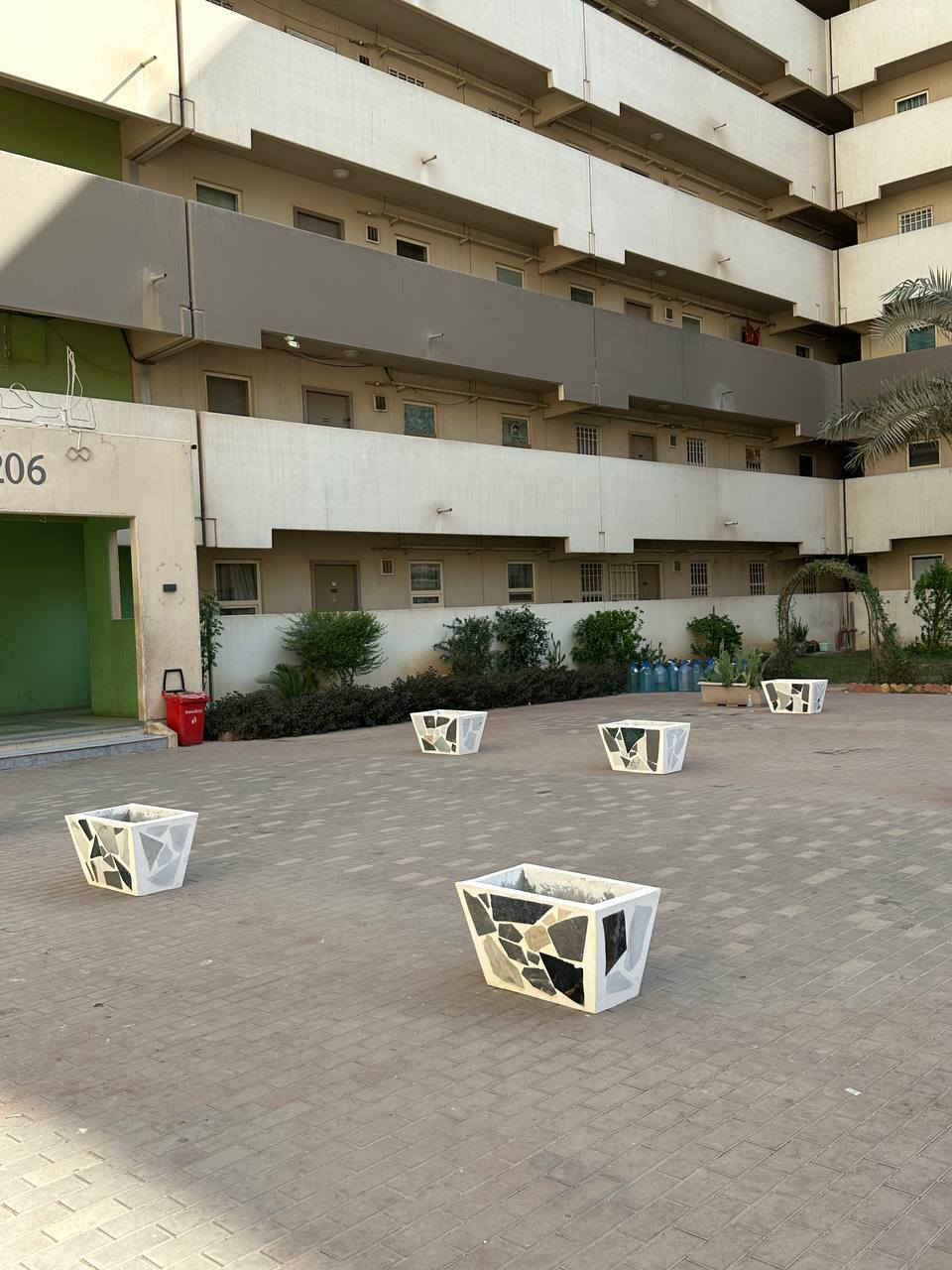 نقدّم لكم سنادين مرمر فاخرة بأناقة تليق بمساحاتكم ✨

🪴 الأحجام المتوفرة:
▪️ 70×40 سم
▪️ 50×40 سم

📌 المميزات:
✔️ مرمر عالي الجودة
✔️ مناسب للحدائق، المداخل، الصالات، الأسطح
✔️ متانة ومظهر فاخر يدوم طويلاً
✔️ لمسة ديكور تزيد جمال المكان

📦 جاهزة للتسليم الفوري
توصيل كافة مناطق بغداد
للتواصل واتساب /هاتف 
***********
