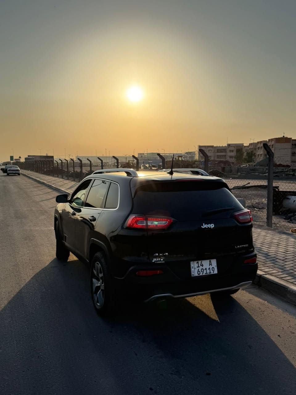 سلام عليكم
للبيع فقط
جيب شيروكي بزون 
موديل 2017 وارد امريكي ضربته بجم خفيف بدون دواخل وقطعتين صبغ توحيد لون بدون ضربه ابيع حزام  بس هيه مو حزام
رقم بصره انكليزي تحويل ثاني يوم
مكينه 2400 مكفول
كير مكفول
 حداده 80%
سياره فول مواصفات عده الفتحه 
كشنات جلد+تدفئه
تدفئه ستيرن 
شاشه جبيره كامره 
بصمة تشغيل عن بعد 
رقم بصرة انكليزي تحويل ثاني يوم
سياره بيه طخه موضحه بل صوره ويحتاجله ربلة مكينه
مكاني بصره 
السعر 102 وبيه مجال لشراي
للاستفسار ***********
