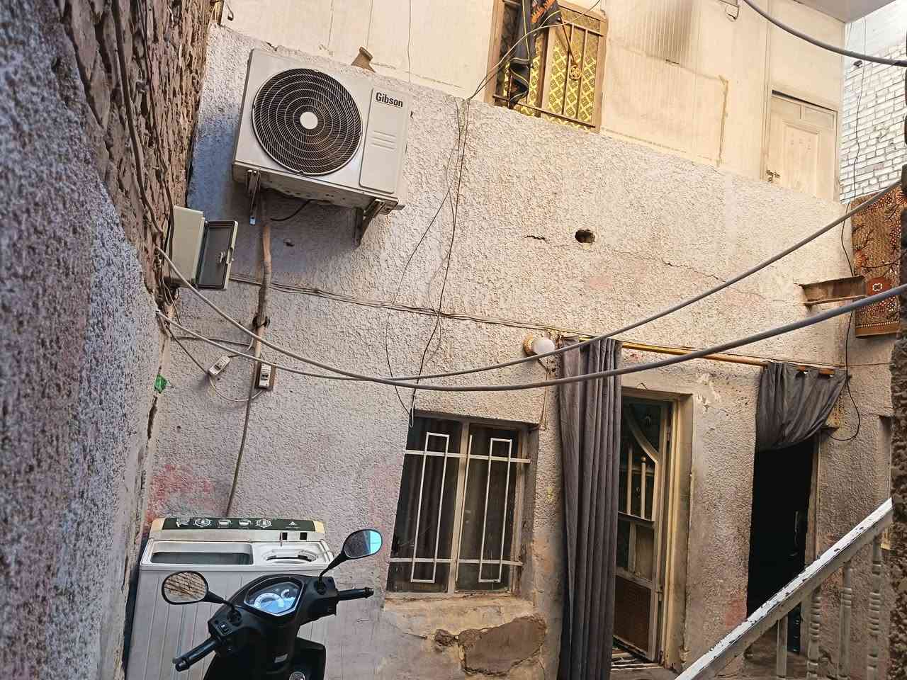 نص قطعه خلفيه البيع
الموقع مدينه الصدر ق 31 
خلف جامع سيد الرسل مقبل المنتزه
نوع البناء عگاده
تتكون من استقبال وغرف وفوك غرفه سندويش 6*4
***********
