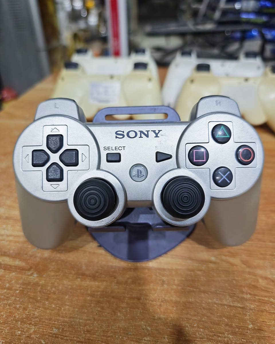 السلام عليكم جوستكات play station 3 اصليات باله شرط الفحص يدات جدد مكفولات من عطل والتصليح الوان مميزه سعر اليده 25 الف مكاني بغداد زعفرانيه ويوجد توصيل كافه المحافضات ***********
