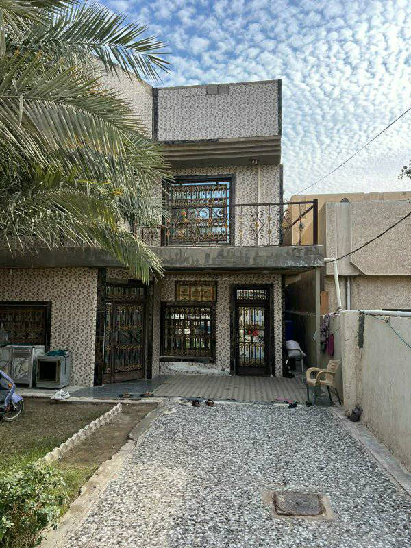 بيت م. 300.  طابقين توجد فيع.  5. غرف نوم. البيت.  بنائ حديث.  عالي عن الشارع بالمهندسين.  يم الجامع. الي وره المستوصف المهندسين 2 بيت عن الشارع االفرعي.  السعر. 275.  اوبيه مجال.   مع الصور

للاستفسار اكثر اتصلو ع رقم او تفضلو للمكتب مشارع الكوتيه المهندسين مكتب ابو حازم 
***********
