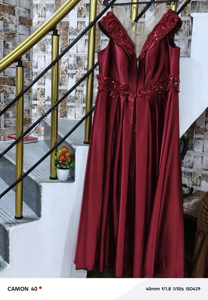 النجف مقابيل قريت غدير عامود ٣١٤ / قبل سنة شترتهن بس على حفاض كلش نضيف ألون ماروني  سعر الشراء ٩٠ ثنينهن سعر بيع ٨٠ /  بدلة سادة ٩٠ / فقط ٣ ساعات  / ماروني شذر ٥٢ قياس / وسادة ٤٢ قياسهة / يوجد توصيل نعم / السعر قابل للتفاوض نعم ‏ تواصل ‪***********‬‏  وتساب صورة للحجز والاستفسار التواصل مع هذا الحساب نسيم الورد
