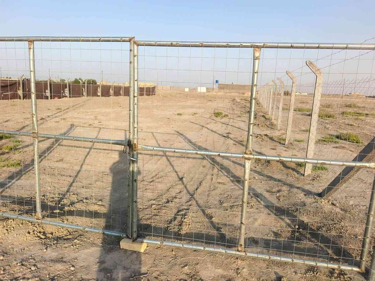 السلام عليكم .. قطعة مساحة ١٠٠٠ الف متر ..  مسيجة وكامله .
حي الجوادين . كاع الدكتور . بصفها مزرعتين ومقابيلها مزرعة بلضبط . كهرباء . ماي واصل . شارع جدا عريض الاستفسار ***********
