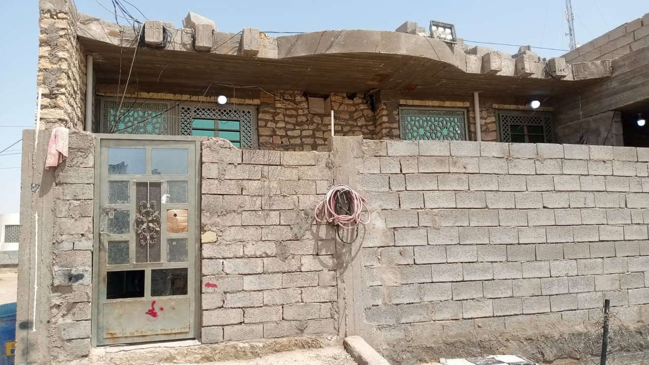 🏠بيت. طابق واحد للبيع
الموقع / الرمادي / 5 كيلو /قرب مجمع الهندسي

 المسساحة 100متر 

ركن على الشارع 15 وجه على حديقة 

تفاصيل البيت /  بناء حجر سنه 2025

 غرف،1 وصاله ومطبخ ودوانيه  و صحيات 

السعر 55 مليون وبي مجال 

للاستفسار ***********
