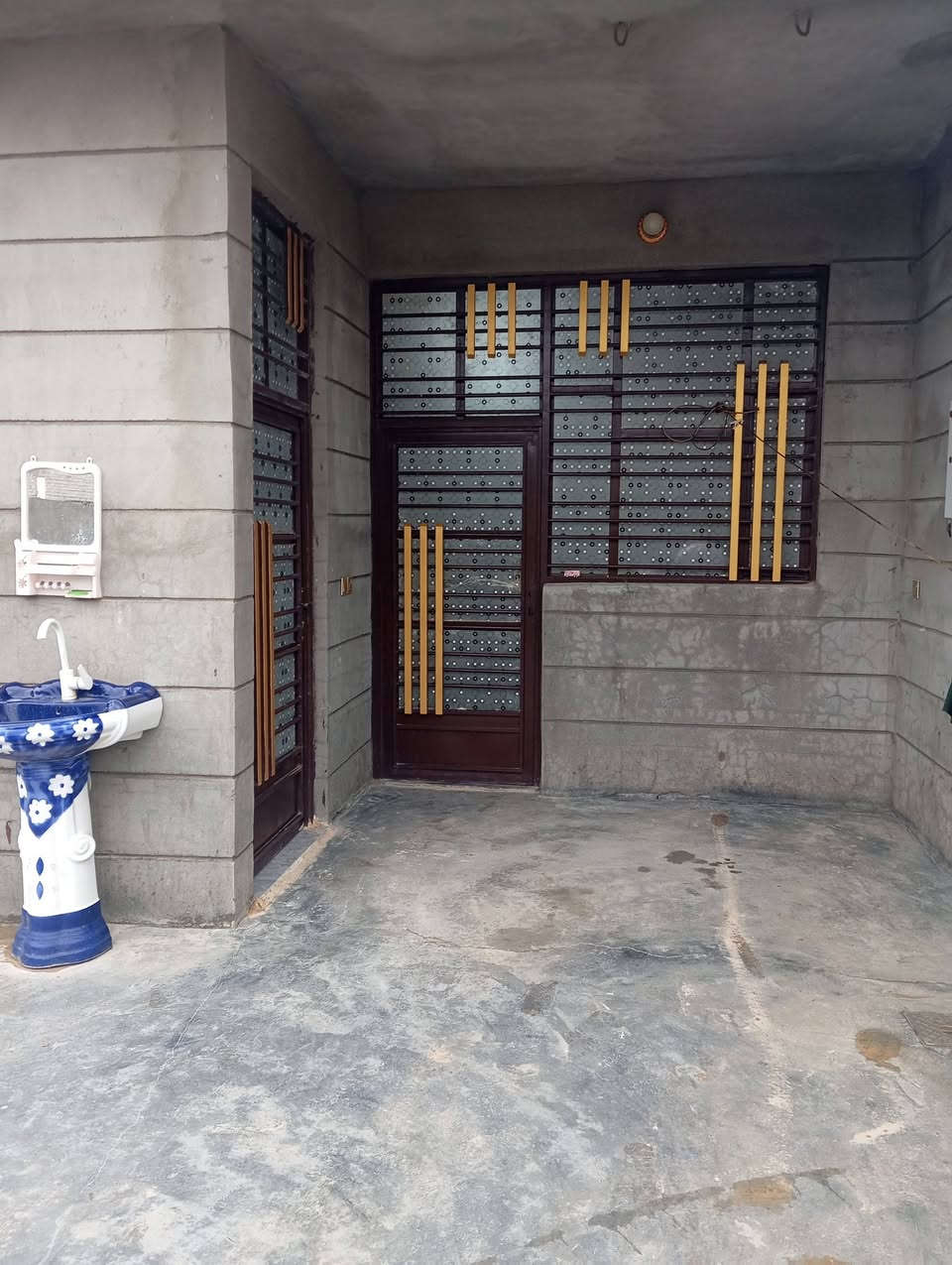 السلام عليكم بيت للبيع  مساحه ٢٨٠ متر غرفتين نوم وصاله ومطبخ واستقبال سيراميك ومحل مكانه فرع الجملون السعر ٥٥ مليون ***********
