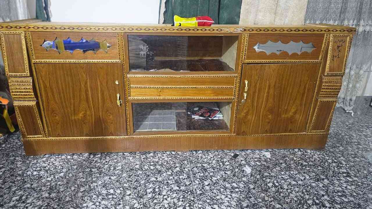 بوفيه خشب ثكيل نظيفه سعر ١٥٠ بيها مجال قليل ابو غريب موبايل***********
