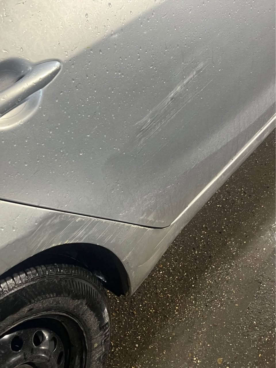 فورتي 2016 بسمي مكينه وكير بلاديات شركه وخير من الله ممفتوحات ابد صدر حلو قبل فترا قليله من شديته بي نقص شي بسيط بسمي رقم بغداد سنويه غير نافذه حادث امريكا قطعتين جاملغ خلفي وقبغ جنطه والعراق بنيد وهذني جاردات وشخط بلباب الخلفي واضح بلصور بدون ايربالك السياره خرفتها حلوه غير متواجد ع الفيس عارض ب 100 وبيها مجال للاستفسار *********** مكاني بغداد العامريه بغداد, العراق
