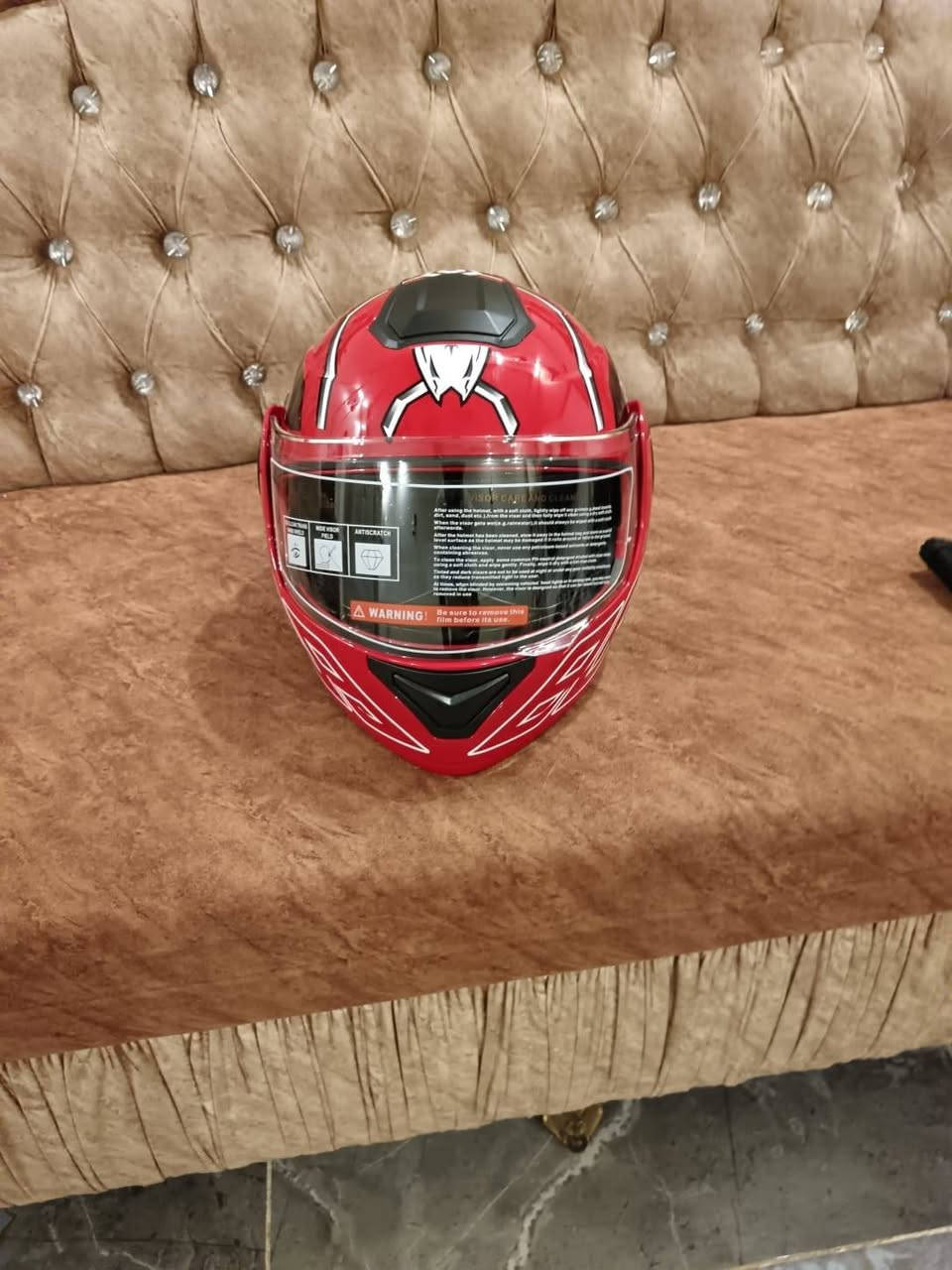 خوذة تخبل وماركة وبيها نضارات وتهوية جديدة باللايلون 
50 قفل بدون معاملة رقمي ***********
