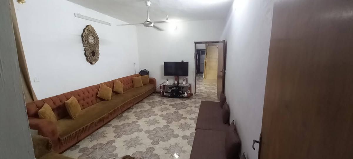 السلام عليكم 
للبيع بيت في بلور منطقة الحرس خلف جامع بلور 
المساحة ١٧٠ متر واجهة ٨.٥ والنزال ٢٠ نظافة البيت موضحة بالصور 
السعر ١٥٥ مليون وقابل للتفاوض للاستفسار الاتصال على الرقم 
***********
