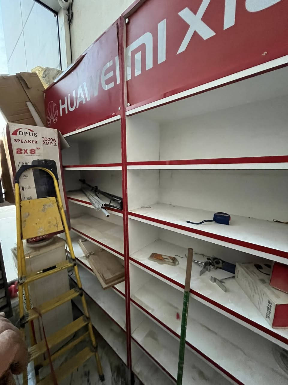 فاترينات عدد٤. وميز صيانه مستعجل في البيع كلهن سعرهن 250الف  بغداد المنصور ***********
