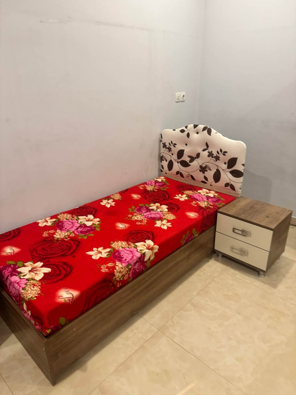 غرف نوم شبابي مستعمل نظيف مابي اي عيب 
٥ قطع كنتور ٣ باب و سرير و كومدي و ميز توليت و ميز حاسبه
عنوان حي النصر مقابيل مركز عروبه معرض حمدي اللاثاث رقمً موبايل *********** كركوك, العراق
