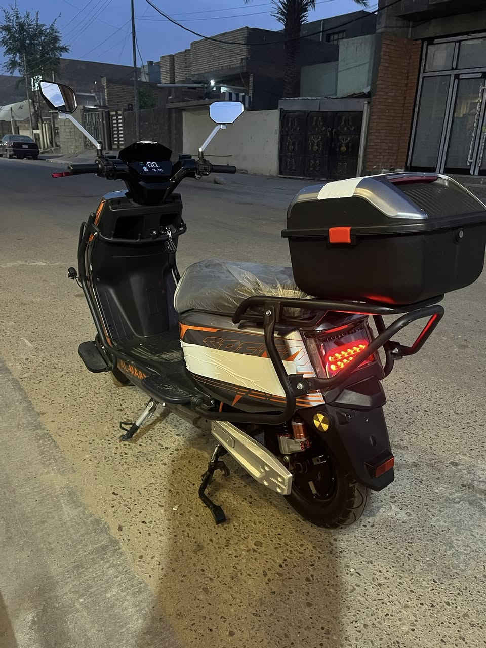 سلام عليكم للبيع ماطور شحن نوع ((ألماسه)) موديل ٢٥ فول ٦ بطاريات عل فحص مستعمل قليل لايتات زنون عالي ناصي دبل إشاره بدأت خلفيه اماميه لون مميز ٤ سرعات سرعه ٩٩ السعر ٧٠٠ بي مجال لاتصال ***********
