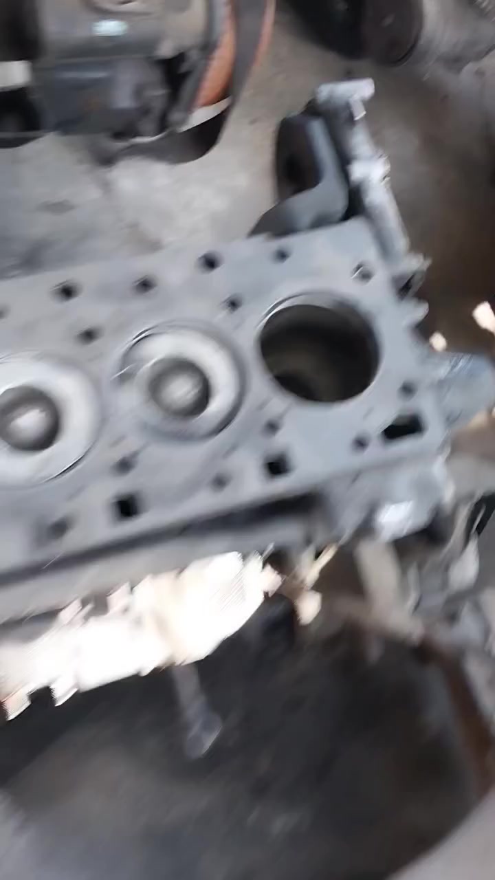 السلام عليكم. 
اخوان نص مكينه للبيع.
مسكر مديل ١٢ سبلاين.
 نضيفه بمعنه الكلمه
اشتريتها ب ٣٥٠ قبل سنه
هذا رقمي ***********
