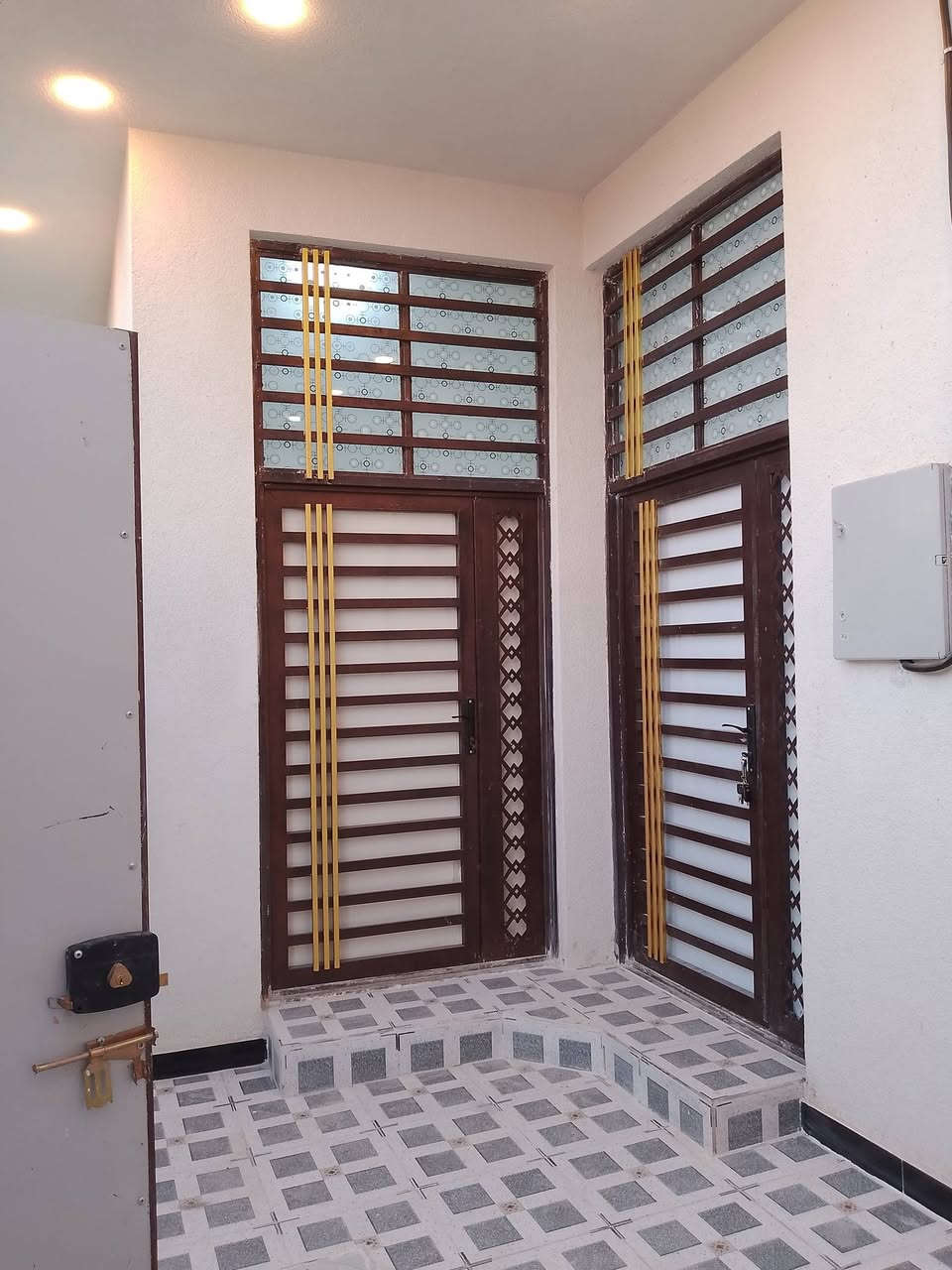 🏠 للبيع بيت جديد 100م - بيع مباشر بدون دلالية 🏠

📍 البصرة - شط العرب - الجزيرة
شارع الخطوة - قرب جامع ومدرسة الهادي
منطقة مرتبة وهادئة

📐 المواصفات:
- المساحة: 100 متر
- البناء: جديد 2026 - لم يسكن 
- الطابو: زراعي أصولي وكاله ونسخه من الطابو
- طابق واحد 

- واجهة حديثة + باب وشبابيك حديد
- صحيات كاملة سيراميك
- تأسيسات كهرباء وماء جديدة

💰 السعر: 55 مليون  - قابل للتفاوض
🚫 بدون دلالية - من المالك مباشر

📞 للاستفسار والمعاينة: ***********
