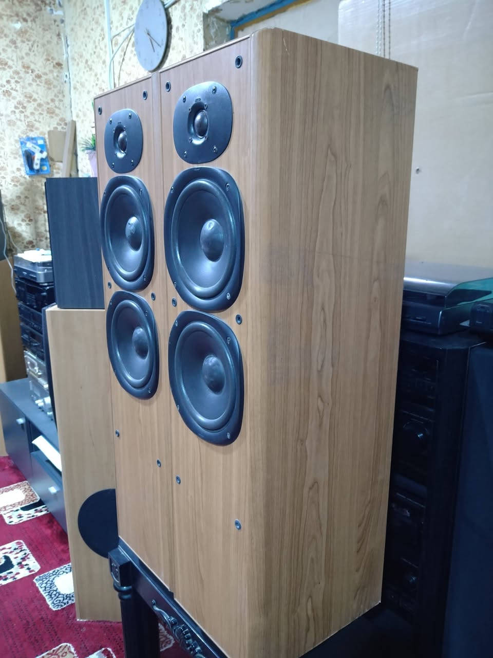 السلام عليكم ورحمة الله وبركاته ، من رخصة الآدمن ، سماعات صناعة دنماركي ماركة Jamo، الأرتفاع 80 سم ، العرض 21 سم ، العمق 28 سم ، وزن السماعة الواحدة 35 كيلو تقريباً ، صوت رخيم و رائع جداً ، السماعات أصلية بدون أي نقص أو خلل ، ممكن أستعمال هذه السماعات على مضخم صوت مسرحي ، أو مضخم صوت ستريو ، للإستفسار عن السعر أو أي شيء آخر الإتصال على الرقم *********** ، أو على الخاص ، مع تحياتي للجميع ، أخوكم المهندس المعماري حسين.
