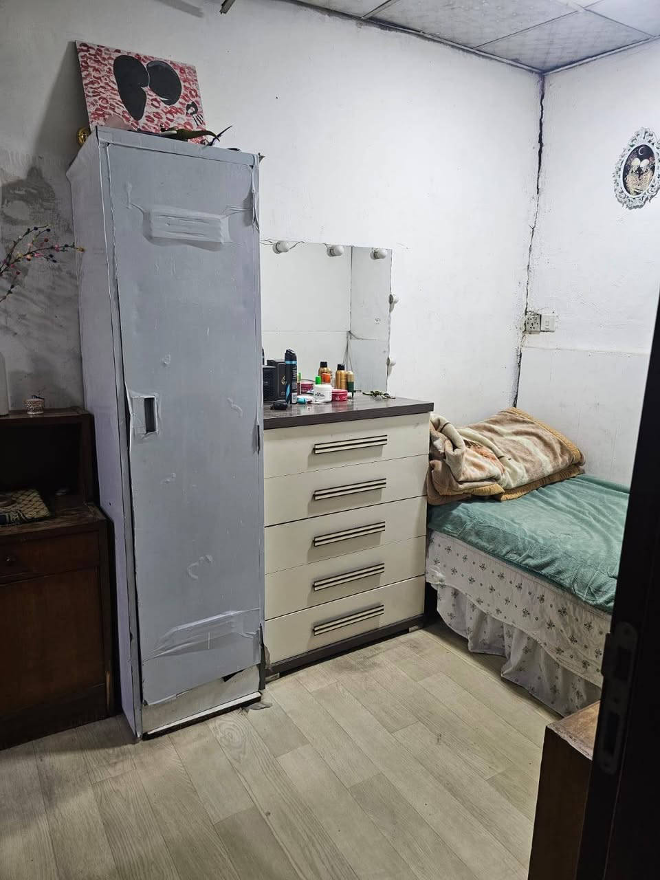 بيت تجاوز في ابو دشير / الضغط / نهاية شارع رياض للبيع مساحه ٢٠٠ م استقبال غرفتان نوم حمام مشترك مطبخ طرمة وحديقة وترك البيت يباع مع الاثاث السعر ١٥ مليون للتواصل ***********
