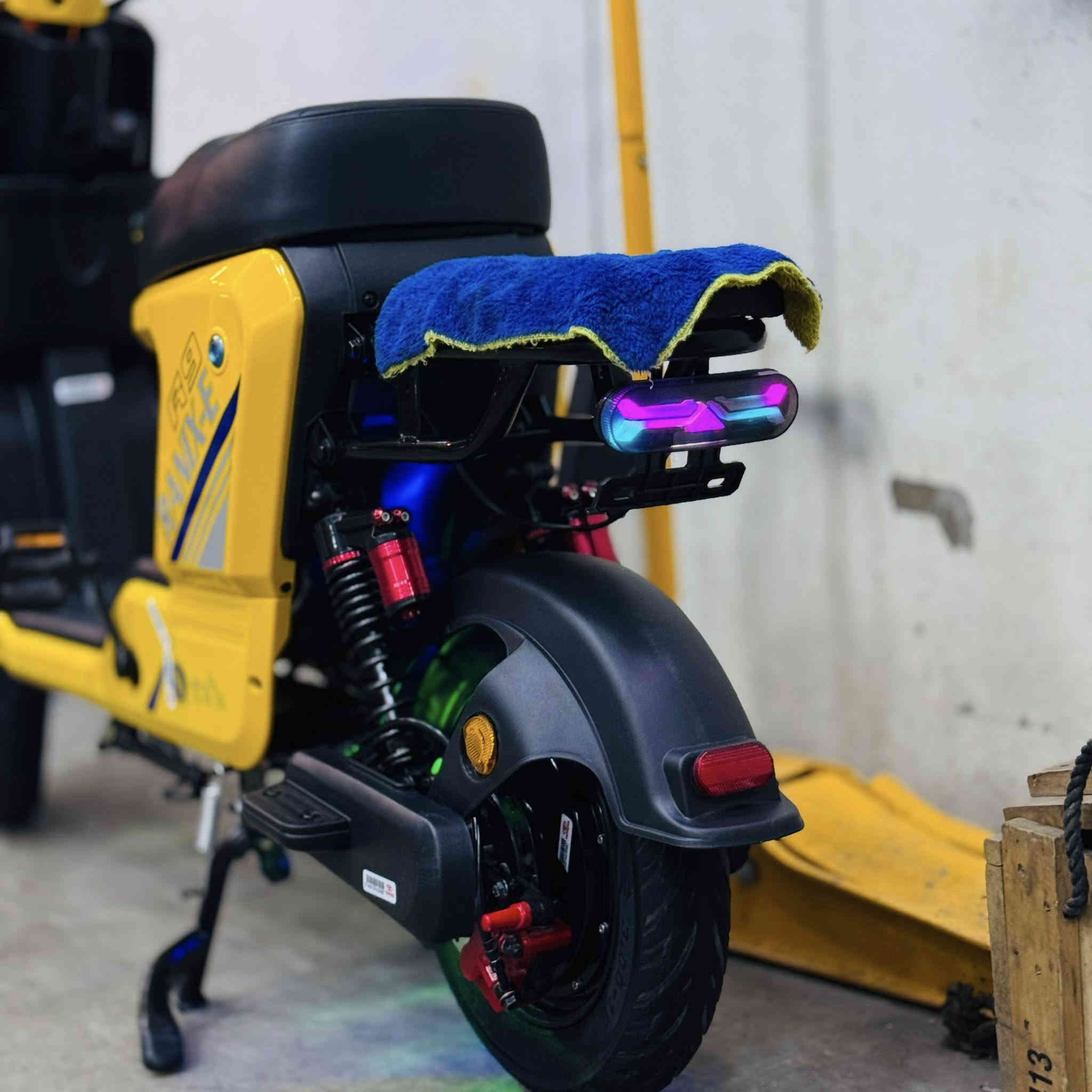 سلام عليكم 
دراجه R9 للبيع مديل 2026 شركه  رينكس  صارله شهر  ممشا قليل 
عندي اشتريته من المجمع الياباني موجوده المكاتبه الدراجه مواصفات 
لايت عالي ناصي 
أشاره يمنه يسره 
5 بطاريات 🔋 
شاشه شغال 
بريك الخلفي والأمامي 
بلوتوث 
ستاند موبايل بيه منفذ  شحن 
السله موجوده ومري جانبيات
شاحنات 2
شلعه فول 
اسويج 2 
بصمه 2
كارت 2 
ـــــــــــــٌـــ
 
الدراجه جديده مكاني نجف 
سعر500
***********
