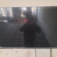 عندي شاشات اللازمه العدد اثنين للبيع وحده حجمها 42 والثانيه حجمها 32 ن...