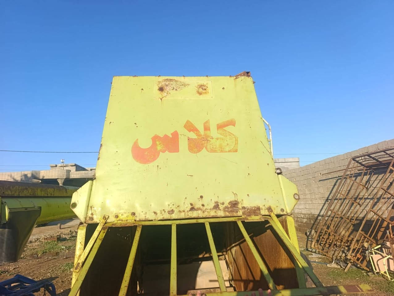 السلام عليكم للبيع حاصود كلاس موديل 89 تخم تاير جديد محرك بيركز للاستفسار الاتصال  على الرقم ***********
