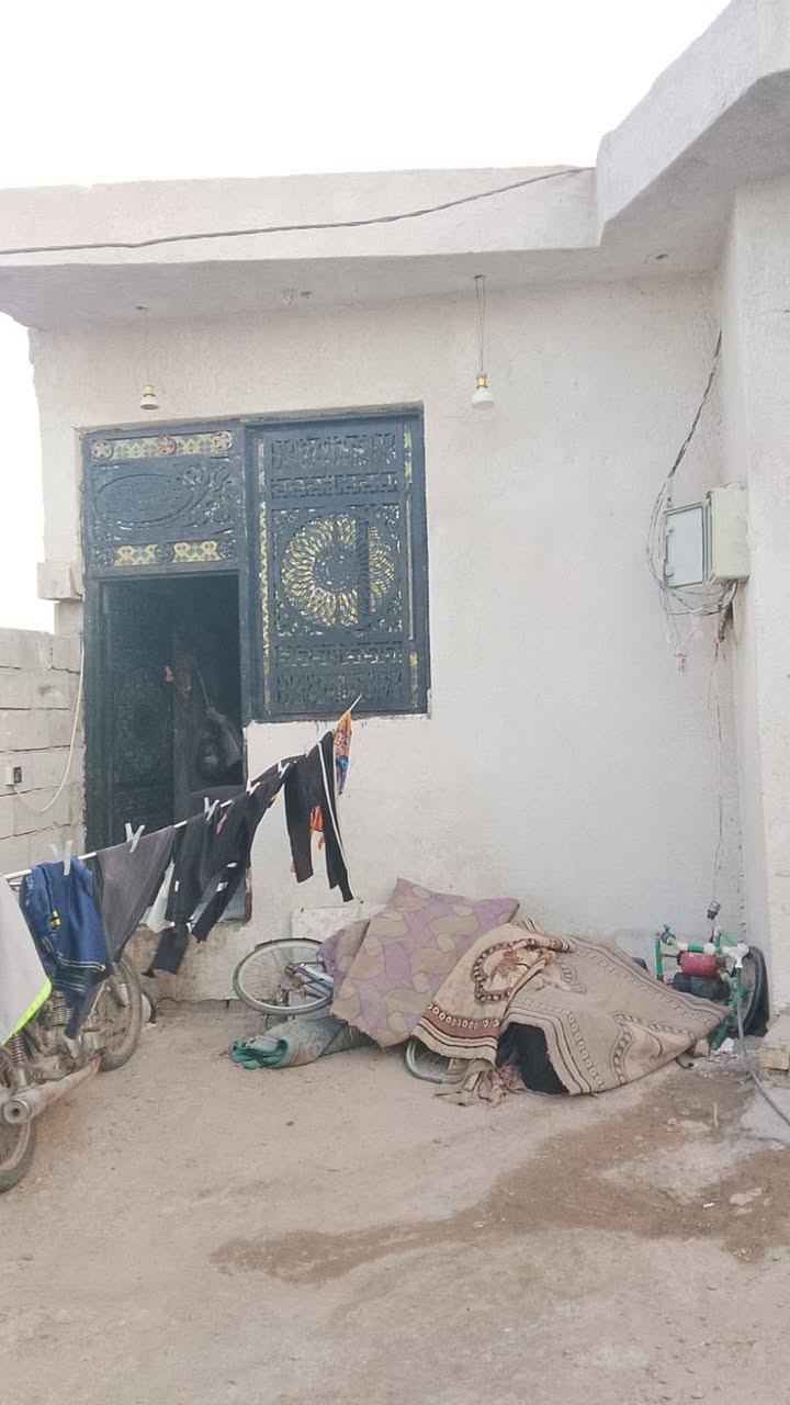 بسم الله الرحمن الرحيم دارللبيع مساحه ميتين زراعي قرفتين وصاله وحمامات عدد2 واستقبال ومطبخ ومناور وطرمه وحديقه العنوان ابي الخصيب حي العسكري***********
